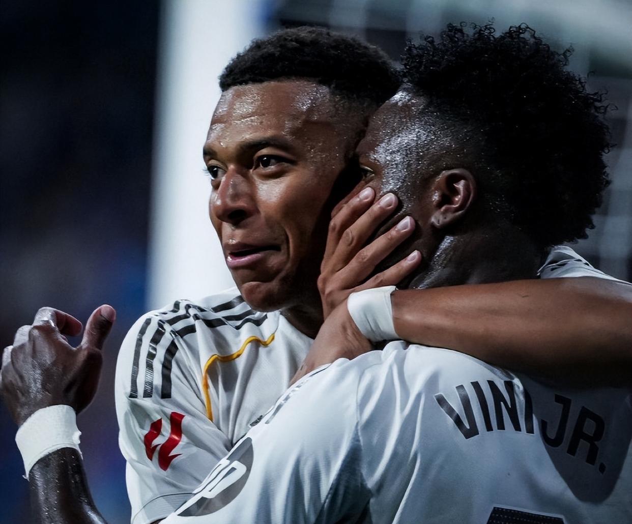 包含欧冠国际比赛日走向成谜，埃因霍温状态回暖，悬念犹存，团队化学反应显著的词条