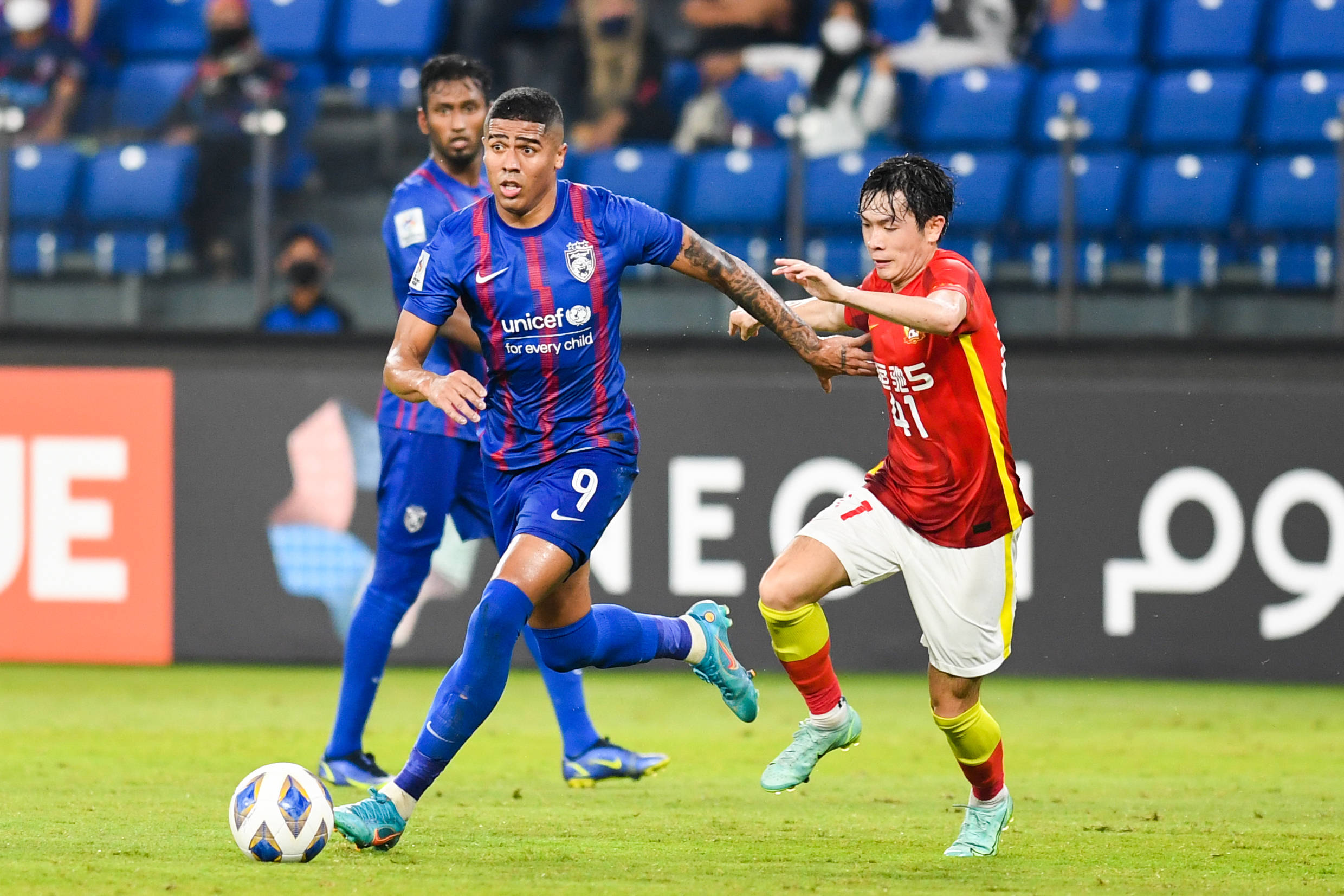 包含广州队迎亚冠关键赛，赛后回应争议，球迷炸锅，轮换策略成焦点的词条